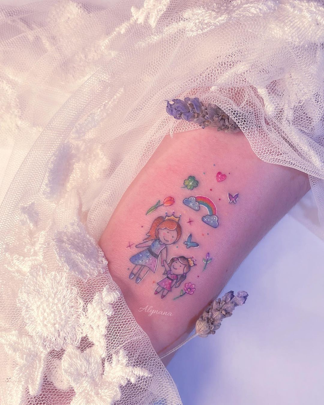 Tatuaje Madre e Hija tomadas de la mano por Alynana Tattoos Tatuajes