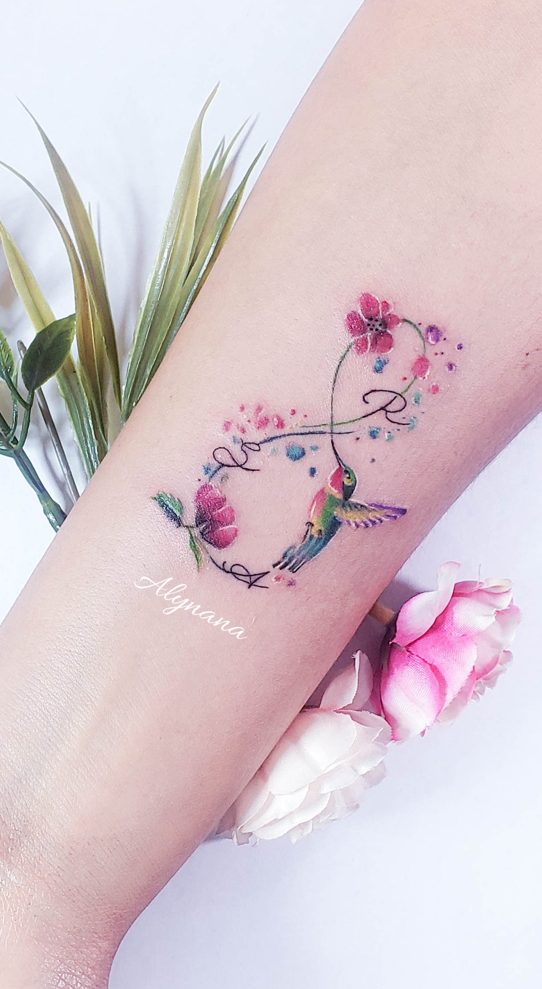 Signo Infinito, Flores, Colibrí e iniciales por Alynana Tattoos